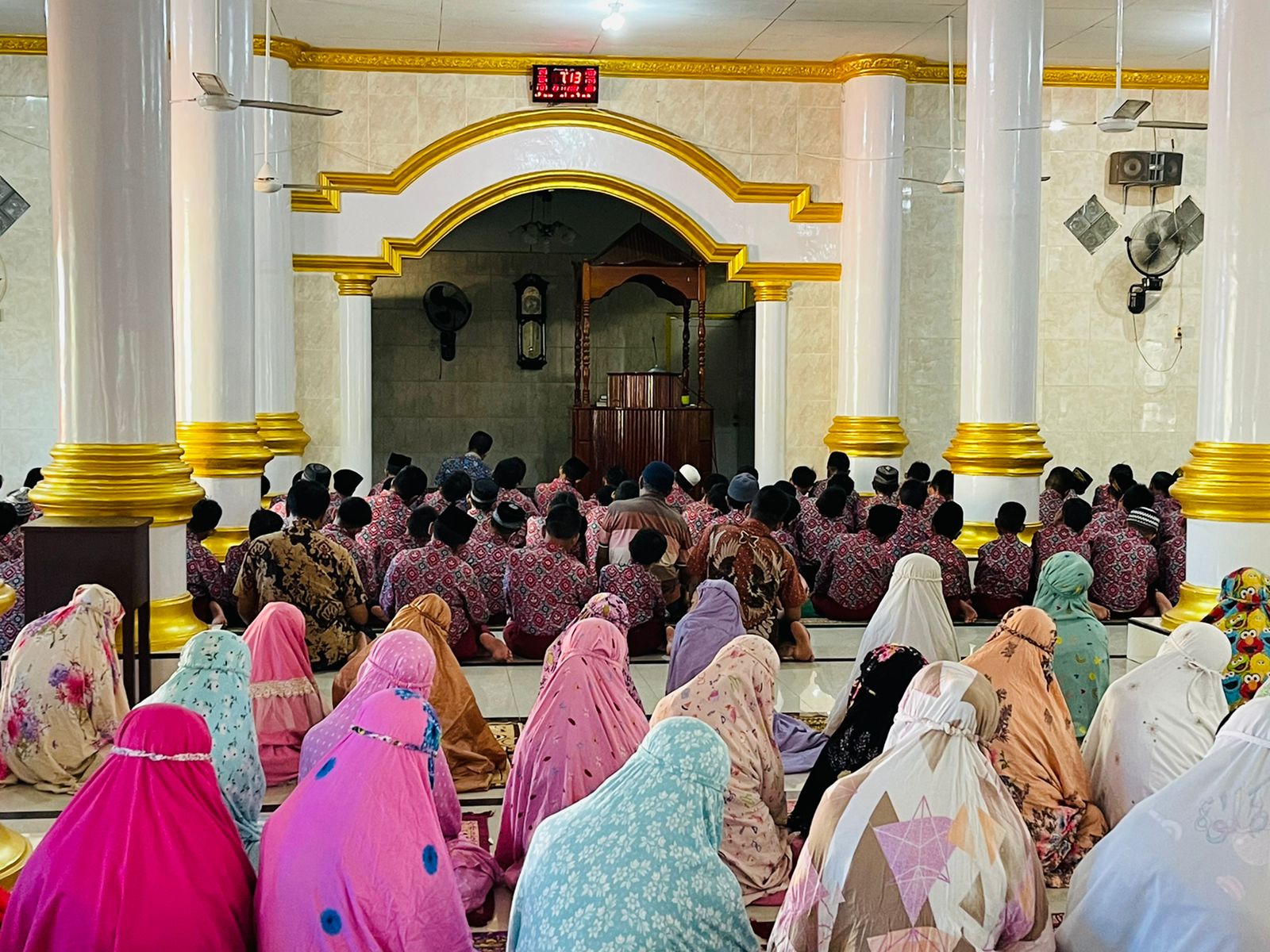 Siswa- siswi SD Yapis II Kabupaten Merauke melakukan sholat duha dan sholat gaib di mesjid Jami  Merauke, Rabu (23/11/2022). Foto : Ami / Papua60detik